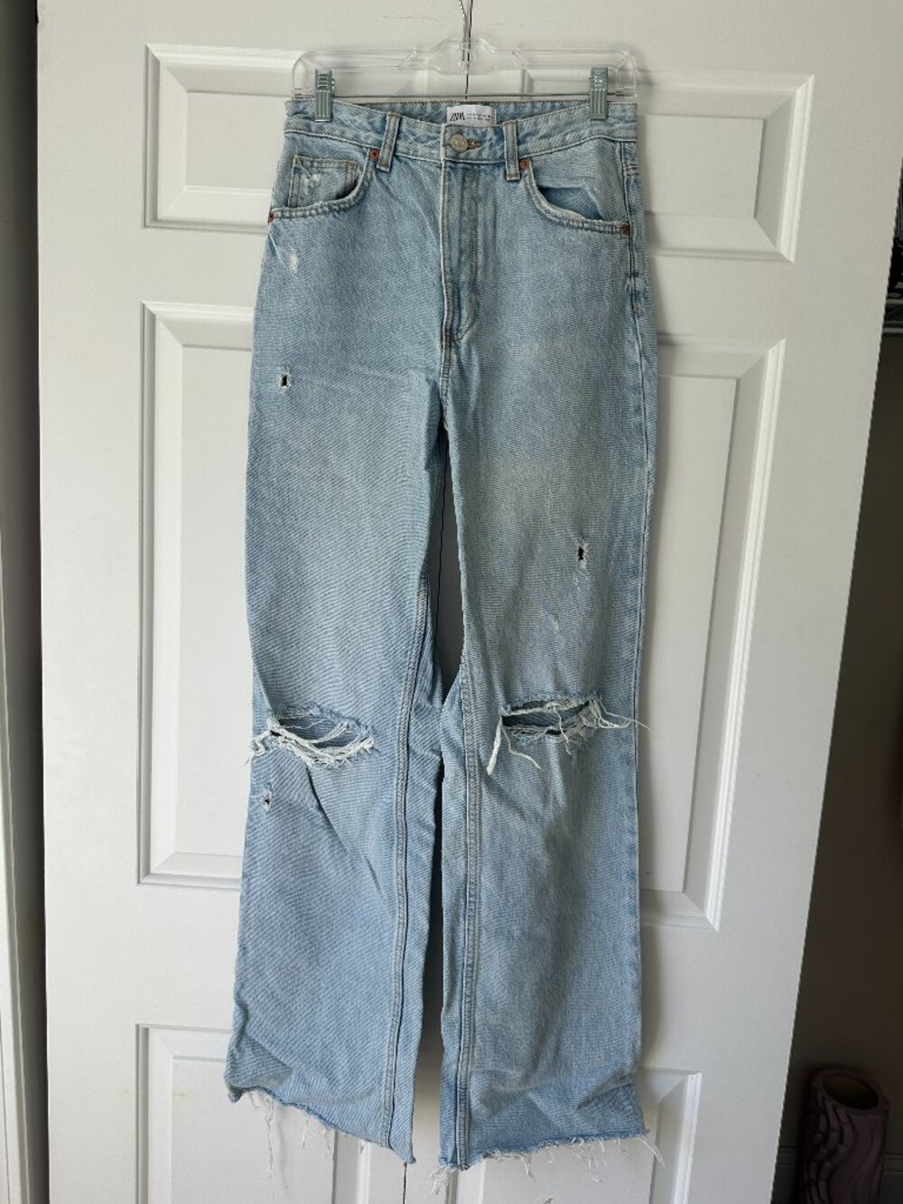 Zara Ripped High Rise Light Wash Jeans in Size 6
